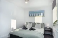 Modern 5 BED-2 BATH Apartment Hotels in 