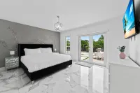 Luxury 7Br Retreat w/ Games, Pool & Mini Golf Hotels in Kendale Lakes