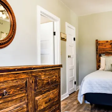 3 Bedroom, 1 Bath rock cottage in Walking Distance to Downtown Alpine