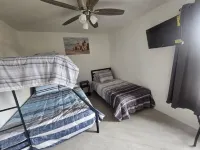 Chic 2BR Oasis: Prime Locale!