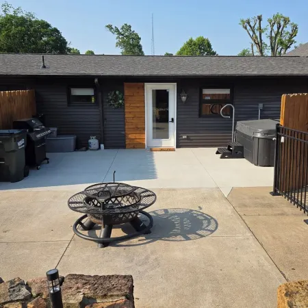Crystal Wave Retreat, Berlin OhioHot tub and pool
