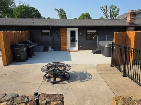 Crystal Wave Retreat, Berlin OhioHot tub and pool