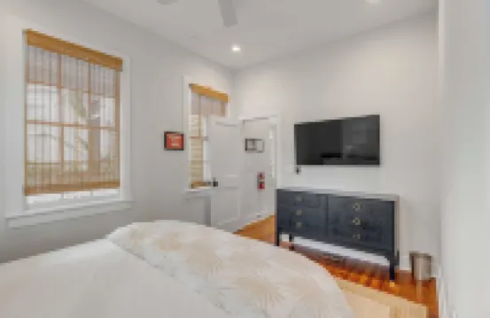 The Saint's Suite - brand new 3 Bed/3 EnSuite Bath, 1 Block to King