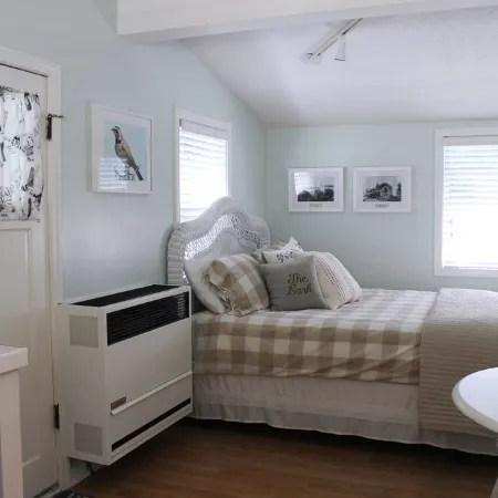 Charming Cottage in Historical Dist with Beautiful Gardens-5 Minute Walk to Town