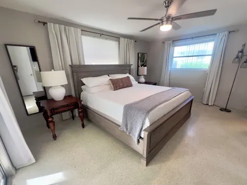 Updated Tranquil 2-bedroom heated pool  house in Venice FL, close to Beaches.
