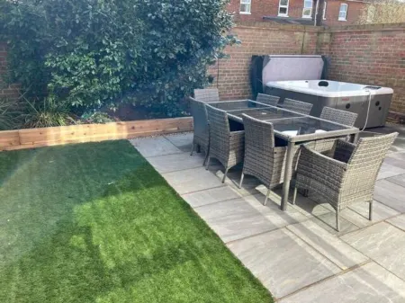 Luxury cottage with hot tub & log burner in Town