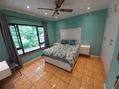 Self catering accommodation with a garden view. 100mt from the beach  호텔
