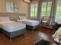 Tropical House with Historic Charm, WiFi, Private Bathrooms and Workspaces ALEX AND ANI附近的飯店
