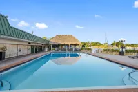 Condo at the Bay with kitchenette, opt-in continental breakfast, queen&sofa bed