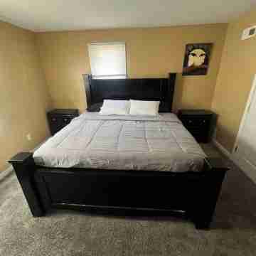 Spacious 5-bedroom house with AC and WiFi in welcoming Columbus Rooms