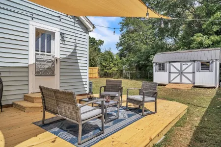 Chic 3BR Home: Pet Friendly, Near Furman & Parks Отели в г. Санс Сауси