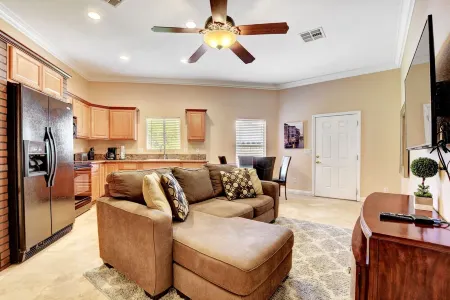 Luxury guest house/Entire place Отели рядом с достопримечательностью «Парк Флойд Лам»