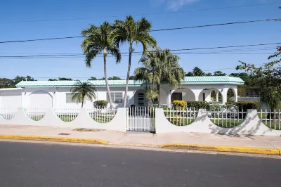 Spacious Home with pool, steps from the beach in Puerto Rico! Hotels in der Nähe von Parque Nacional Balneario Cerro Gordo