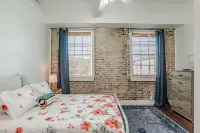 Downtown Historic District Apartment Walking Distance to Everything Quiet Street