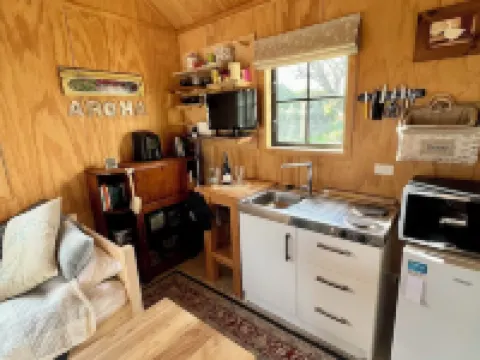 Prvt cottage + cabin + pool on quarter acre section (wood burner, pet friendly) Hotels in Greytown