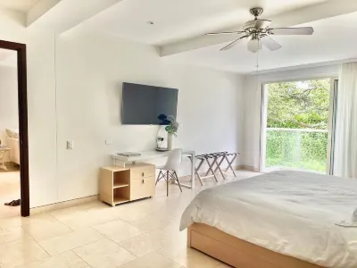 Modern Comfort: Spacious 2BR in Walled City Hotels in San Diego