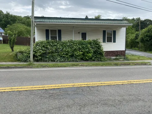 Cozy little cottage right in the friendly town of Damascus.