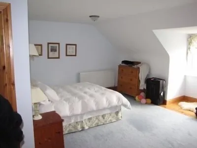 Seaside Irish Home Next to World Class Golf, Fishing & Hiking Charlie Chaplin Statue附近的飯店