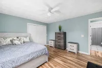 Beautiful 5 bedroom near beaches.  Walk to Narrow River.