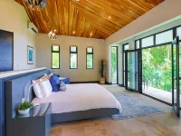 Beachfront Modern Luxe Villa Steps from the Sand! Hotel a Esterillos Este
