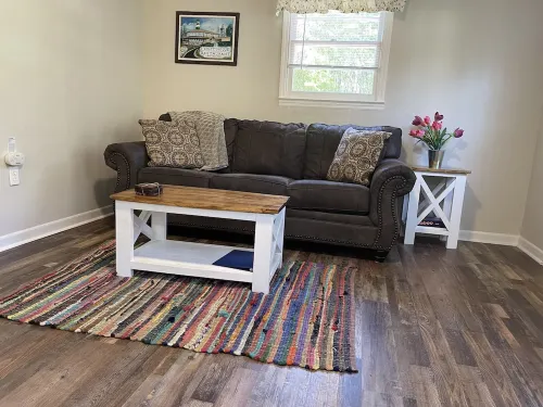 Cozy cottage quiet and secluded but close to everything.