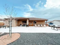 Entire Duplex - Sleeps 10 - Mountain View & Sport Court - Close to Zion NP Hotels in Apple Valley