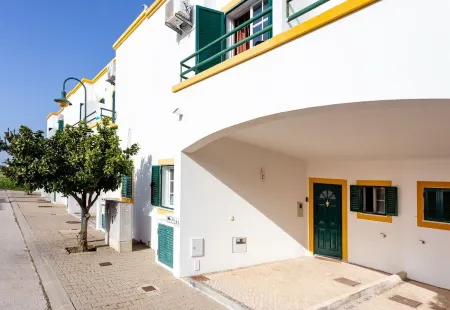 Pleasant beach house with the best sand and calmest sea in the whole Algarve. Отели рядом с достопримечательностью «Quinta do vale»