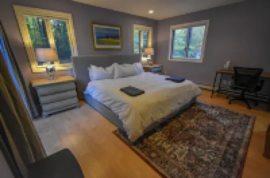 Cheerful 3 bed/2.5 bath home w/ hot tub - sleeps 9