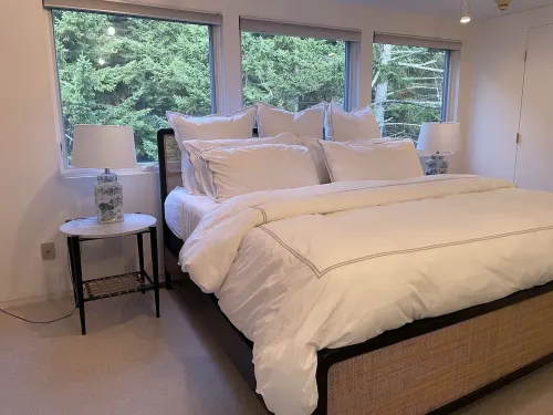 Contemporary home with pool and tennis court, 3 mins from Sugarbush