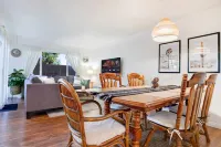 Modern 4Bd Family Condo (10mins to Downtown)