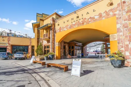 Charming and spacious Sundial Lodge condo in the heart of Canyons Village