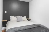Studio 3 ~ 1 BDRM Apartment, w/ Lounge Area Hotels in 