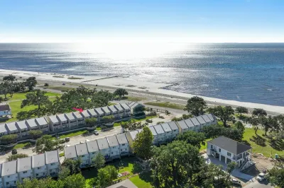 Beau Claire 2Br Long Beach Condo Close to Gulfport, Biloxi W J Quarles Elementary School附近的飯店