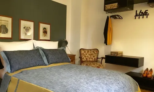 Charmant is centrally located, close to uni