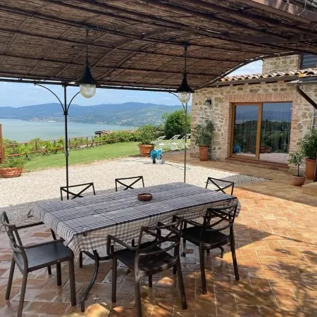 Villa Marghi, modern villa with infinity pool overlooking Lake Trasimeno
