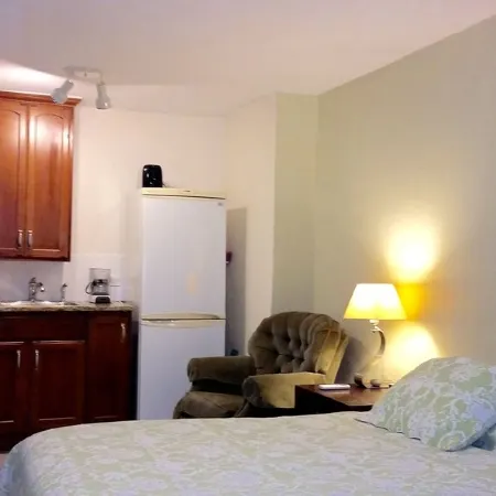 Ocean Front Studio, Kayak available - Swimming, bring own snorkle Euipment Отели в г. Сэндис