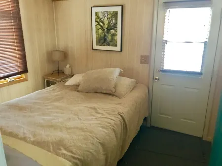 Lakeshore Cabin On The Waters Edge of Bone Lake