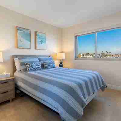 Located right on the Balboa Peninsula, few steps from the beach and the harbor. Rooms