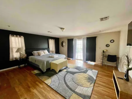 Huge spacious 4 bedroom in Newark Отели рядом с достопримечательностью «Технологический институт Нью-Джерси»