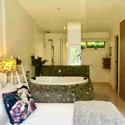 Daylesford Lake Villa 1 ...lake frontage and pet friendly Rooms