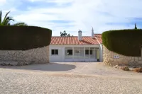 Casa Borboleta Well maintained villa with sea views, large garden and pool, dream location Отели рядом с достопримечательностью «Arrifana Beach»