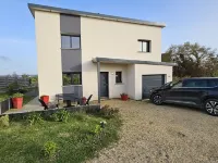 New house with small sea view close to the beach Hotels in Carantec