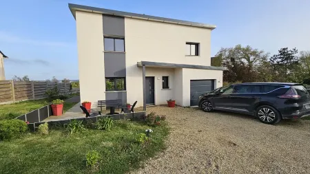 New house with small sea view close to the beach Отели в г. Карантек