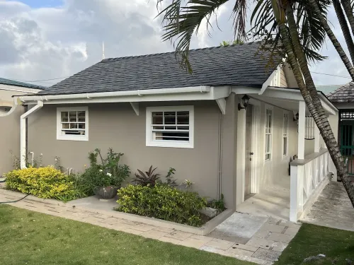 Cozy Caribbean Cottage only a stone’s throw away from beach!