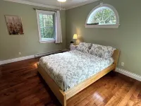 4 bedroom cottage with hot tub, heated pool, lake access, fire pit and game room