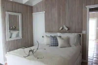 Beachfront paradise: Spectacular views, huge deck, central location, backup gen! فنادق في Elbow Cay