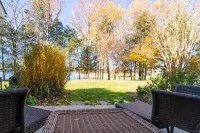 Inviting Home on Beautiful Pond Hotel a Pineville