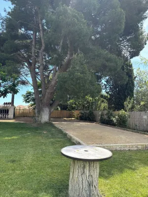 Maisonnette in wooded park pétanque court, children's games BBQ near beaches Hotels in Valras-Plage