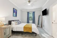 Majestic Mid-City Marvel Near French Quarter, Walk to Streetcar, 3Br/3B Hotels in Mid-City