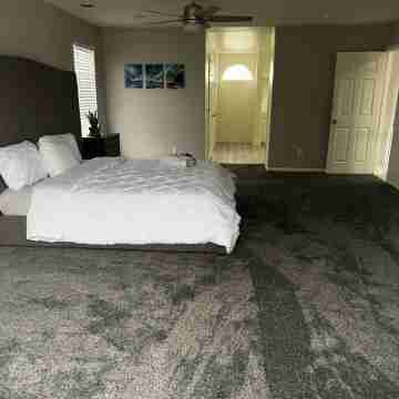 Large modern home, perfect for large groups. Minutes from the strip. Rooms